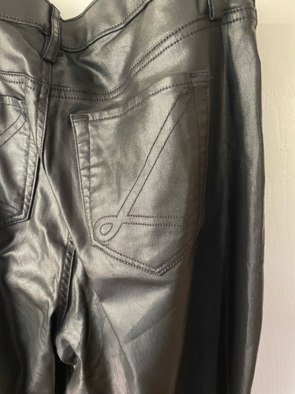 Lilly Pulitzer Black Faux Leather Pants Size 8 Gold Button Skinny - Picture 5 of 8